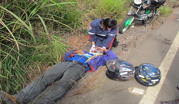 Motoqueiro depara com carro atravessado em rodovia, tenta desviar e bate em barranco