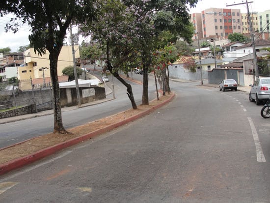 Disparos na avenida Brasil atingem casa e carro