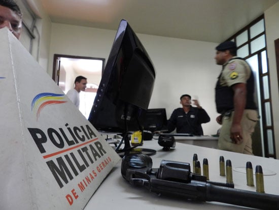 Polícia apreende armas e drogas em abrigo municipal