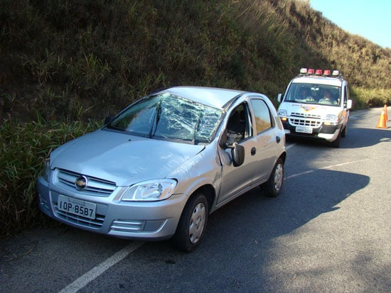 Celta capota na MGC-120, estrada que liga Itabira a Nova Era