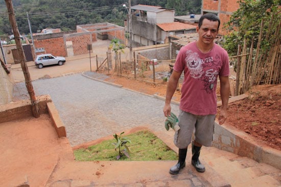 Prefeitura faz obra de calçamento na rua Santa Efigênia, no José Elói