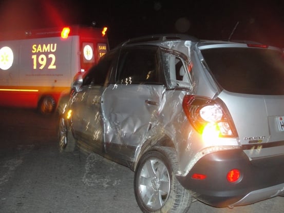 Captiva atravessa pista e é atingida em cheio por caminhão