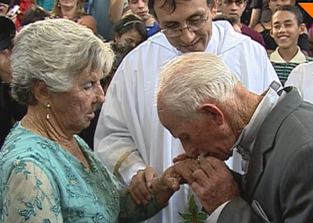 Carpinteiro de 84 anos sobe ao altar levado pela mãe de 104