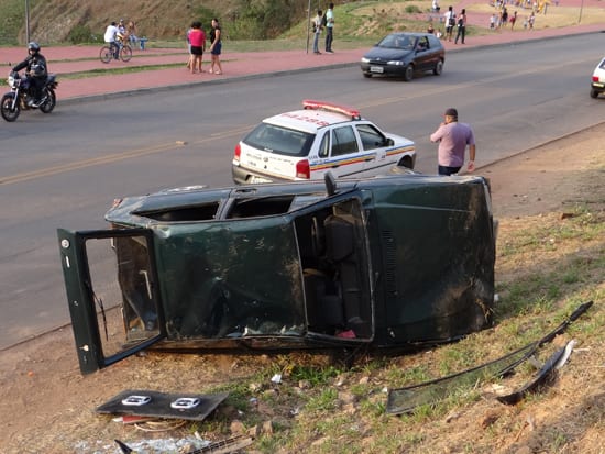 Motorista perde controle e capota carro em frente Batalhão da PM