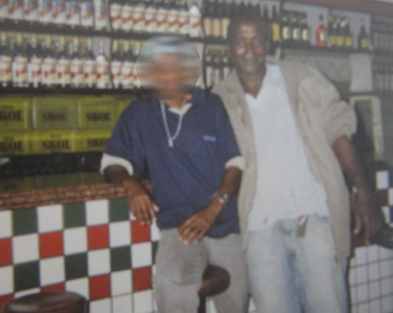 Ex-esposa procura pai de marido assassinado para participar de enterro