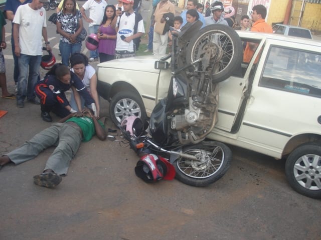 Moto fica dependurada em Uno após batida lateral