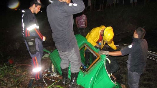 Caminhão tomba, bate em pedra e mata motorista na estrada Itabira a Nova Era