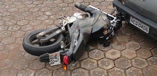 Adolescente desobedece ordem da PM, cai de moto e sofre ferimentos graves