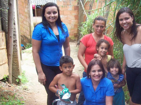 Escola de informática entrega cestas de Natal a famílias carentes