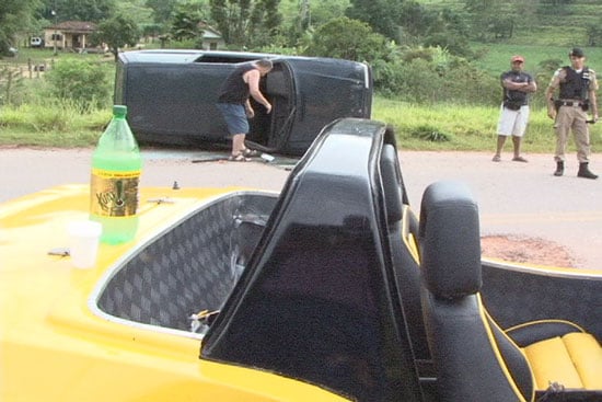Buracos na saída para Nova Era causam acidente com duas pessoas feridas