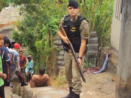 Homem ameaça duas mulheres com foice, tenta tomar arma de PM e leva tiro
