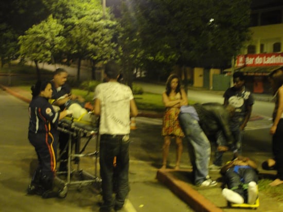Corcel atropela dois em motocicleta e condutor foge sem prestar socorro