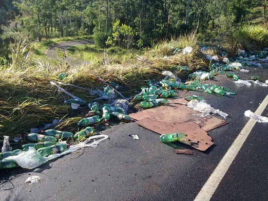 Refrigerantes caem de carreta e são saqueados por populares