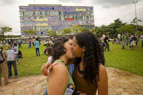 Alunos da UFMG promovem beijaço gay contra homofobia no campus Pampulha