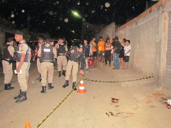 Rapaz de 21 anos é alvejado por quatro disparos no bairro Fênix