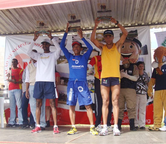 Lindomar Modesto e Larissa Marcele no topo do pódio da 2ª Corrida Contra as Drogas