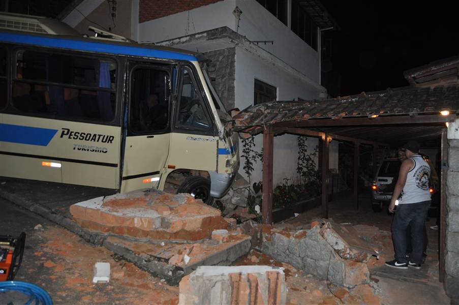 Micro-ônibus invade calçada e mata voluntário do Sevor em Monlevade