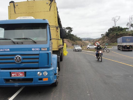 Carreta perde parte da carga de cerveja ao ser fechada em rotatória