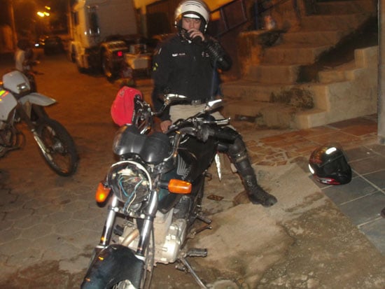 Motoqueiro é perseguido pela PM, pula de moto e foge por linha férrea