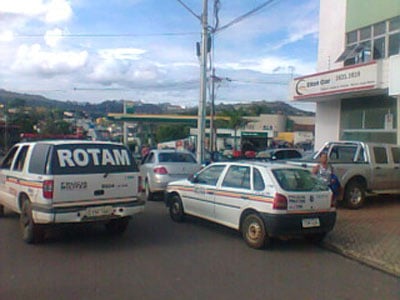 Homens armados assaltam Elias Car e levam dinheiro e cheques