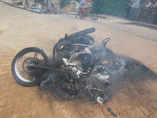 Homem é abordado por dois rapazes que atiram contra ele e colocam fogo na sua moto