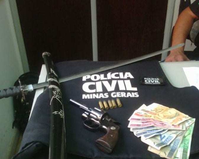 Polícias Civil e Militar de São Gonçalo prendem traficante com revólver, drogas e até espada ninja