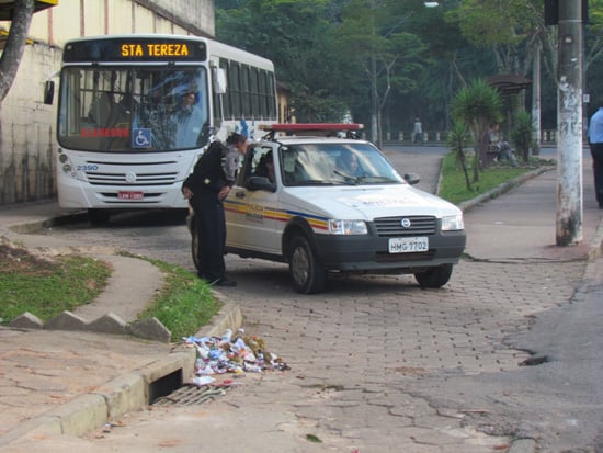Jovem armado assalta ônibus da Cisne no Centro e foge levando dinheiro