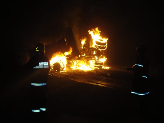 Carreta incendeia na estrada de Itabira a Nova Era