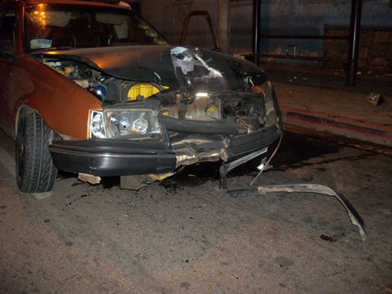 Motorista leva fechada e capota Kadett na avenida João Pinheiro