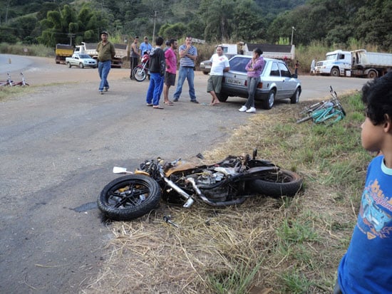 Motoqueiro sofre fraturas ao bater em caminhão que cruzava a pista em Santa Maria
