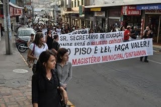 Professores em estado de greve promovem protesto contra Prefeitura de Monlevade