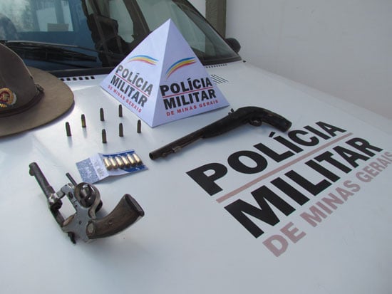 Aposentado é preso com espingarda e revólver na zona rural de Itabira