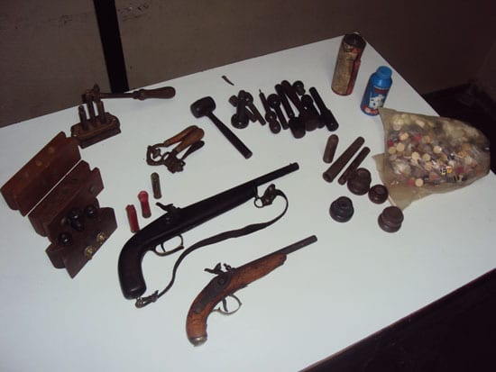 Garoto acha arma em casa e atira acidentalmente em irmã