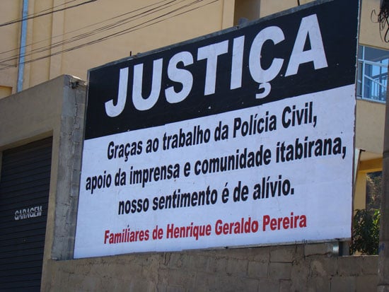 Família do mecânico Henrique Pereira agradece polícia e imprensa em outdoor