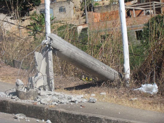 Caminhão reboque derruba poste no Jardim dos Ipês