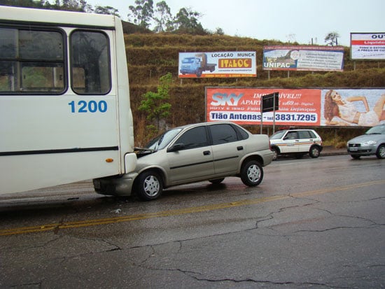 Corsa bate na traseira de ônibus próximo ao Pronto-Socorro