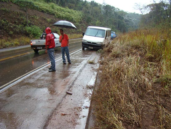 Pista molhada provoca dois acidentes nas rodovias de acesso a Itabira