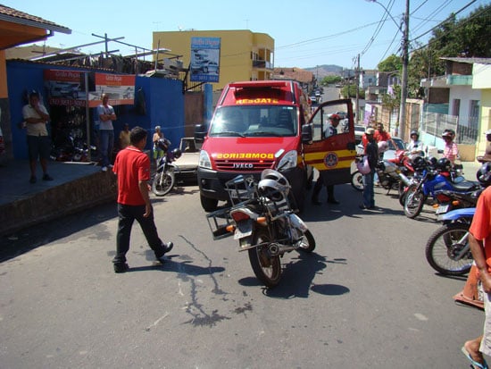 Motoqueiro bate em porta semi-aberta de carro, cai e desmaia