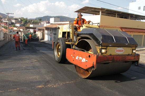 Obras de asfaltamento avançam nos bairros de Lourdes e Lucília, em Monlevade