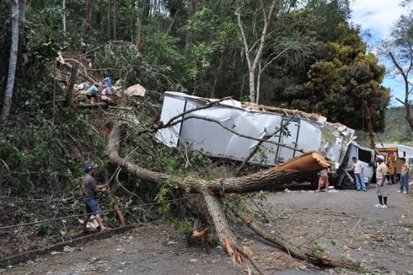 Caminhoneiro despenca com carreta em ribanceira na BR-381 em João Monlevade
