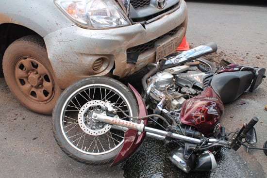 Moto e picape batem em cruzamento no Alto Pereira