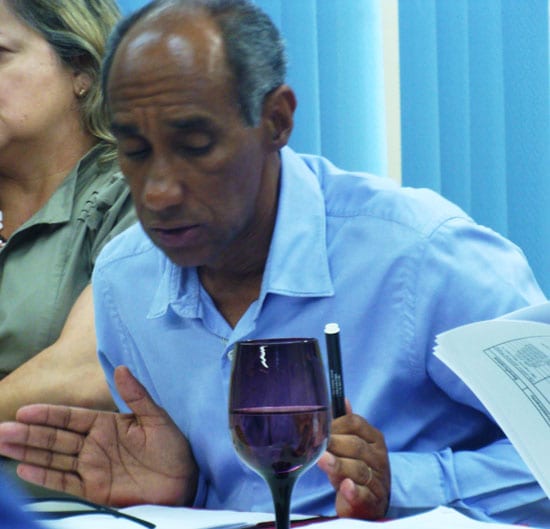 João Izael se emociona ao falar de críticos