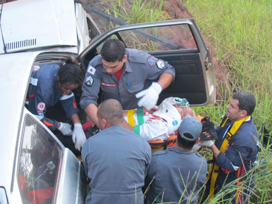Homem perde controle de veículo e cai em vala