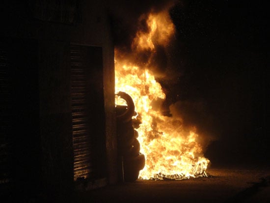 Possível incêndio criminoso destrói borracharia no bairro Praia