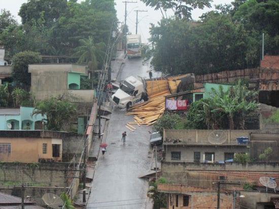 Carreta carregada com tábua tomba no bairro Santa Ruth