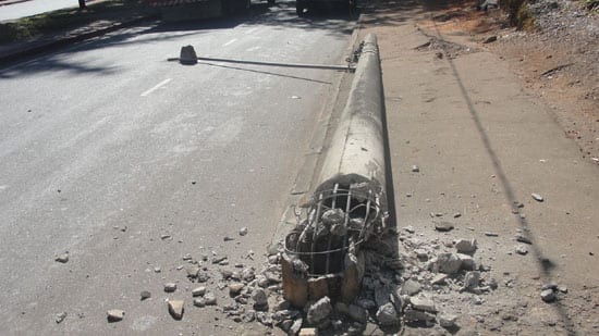 Cegonheira derruba poste no Alto Pereira
