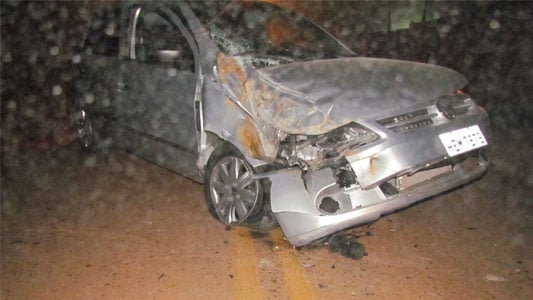 Motorista troca música do som e choca o carro contra caçamba de entulho no bairro Gabiroba