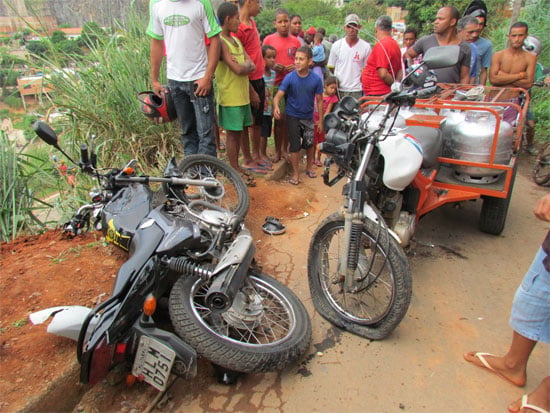 Moto e triciclo de gás batem de frente no bairro Pedreira