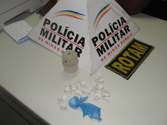 Polícia Militar apreende crack e cocaína no bairro Nova Vista