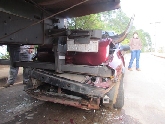 Corsa bate na traseira de caminhão no Distrito Industrial